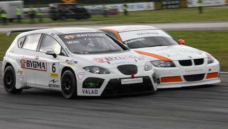 Jason Watt fik årets bedste resultat til Padborg Super Prix i weekenden. Her ses han i tæt kamp med Tom Pedersen under kvalifikationsheat 2.